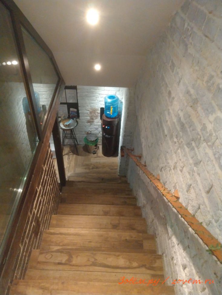 спуск по лестнице книжного магазина Листва